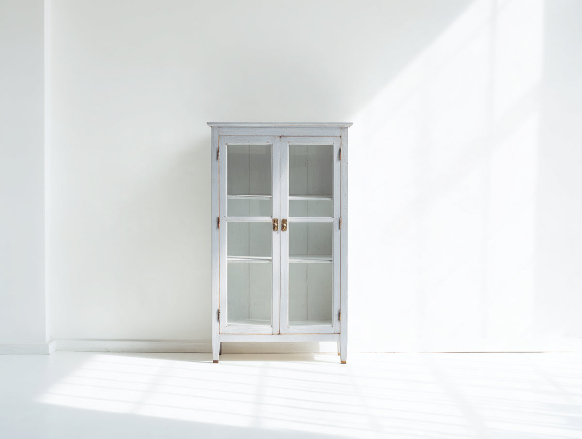 Vitrina de madera y vidrio 90x38x170 cm - Blanco envejecido y dorado - 2 puertas acristaladas y estilo clásico